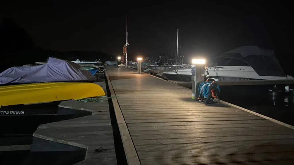 освещение и сервисные колонки на причале